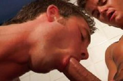 Zwei junge schwule Kerle lutschen und ficken sich gegenseitig in die Arschmöse