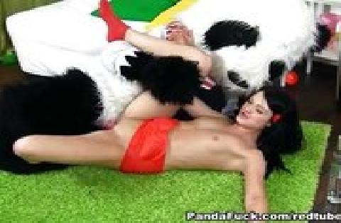 Ein als Panda verkleideter Kerl fickt ein Mädchen im Piratenkostüm mit einem Strap-on