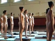 Eine ganze Gruppe Frauen ist bei gymnastischen Übungen vollkommen nackt